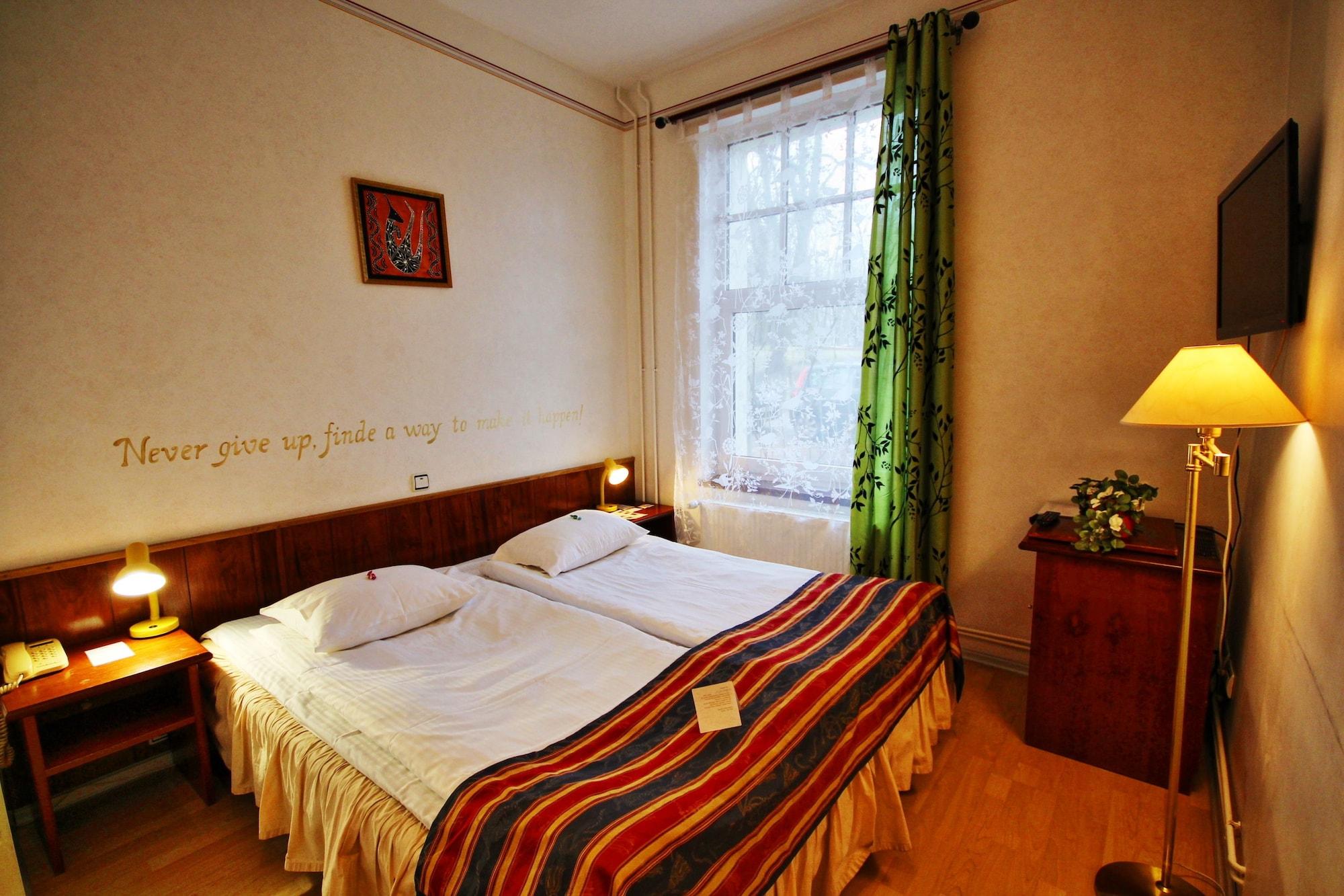 Nb Hotel With Free Parking Рига Экстерьер фото