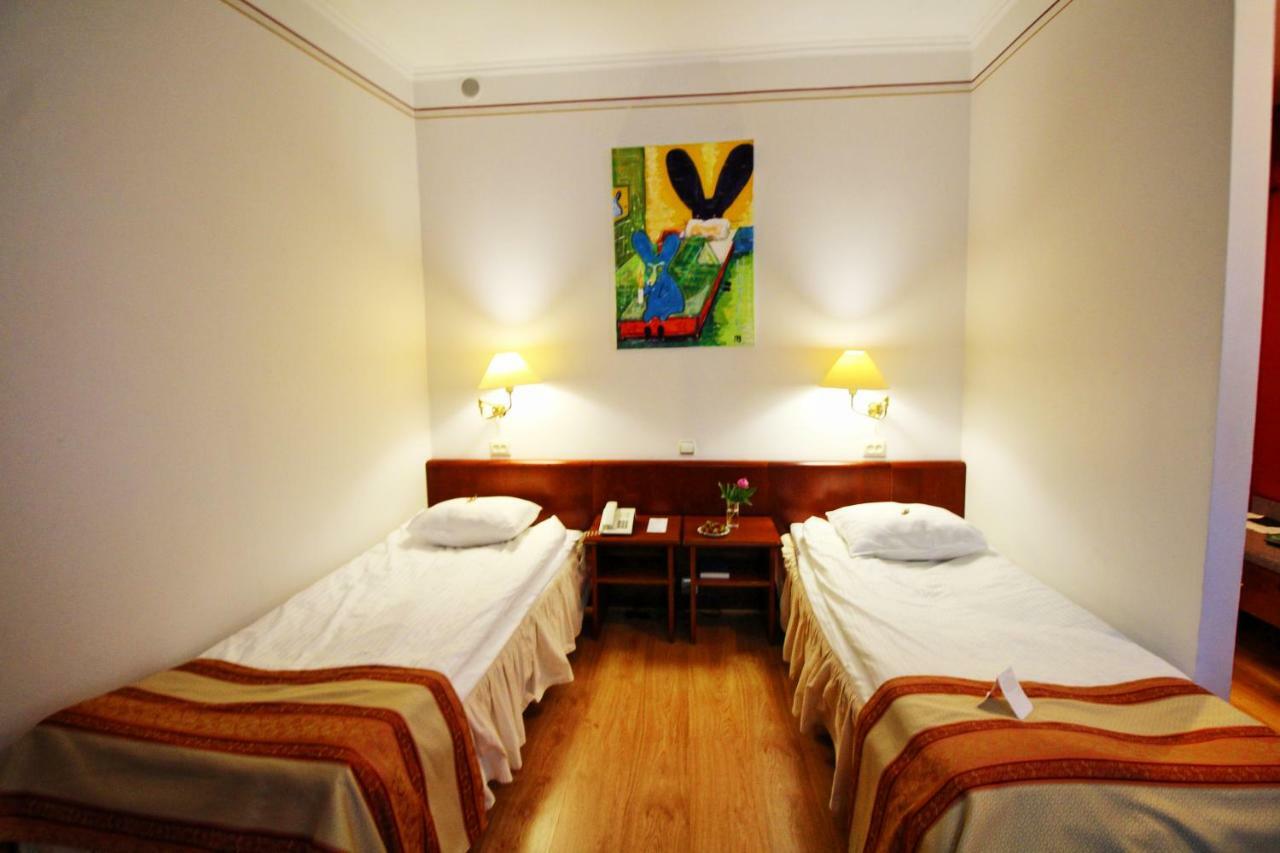 Nb Hotel With Free Parking Рига Экстерьер фото